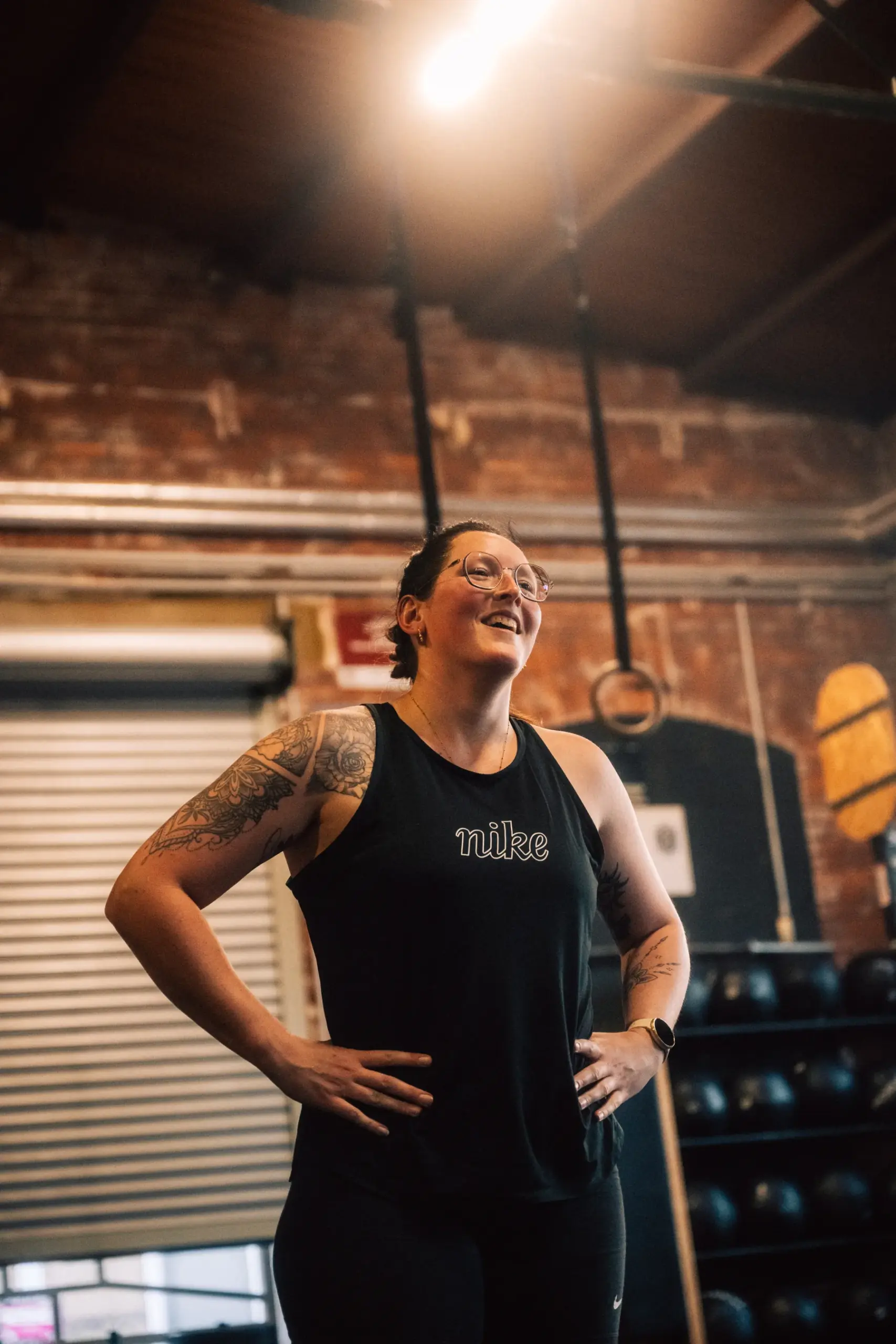 Lachende Sportlerin nach dem Training bei CrossFit 108 in Magdeburg