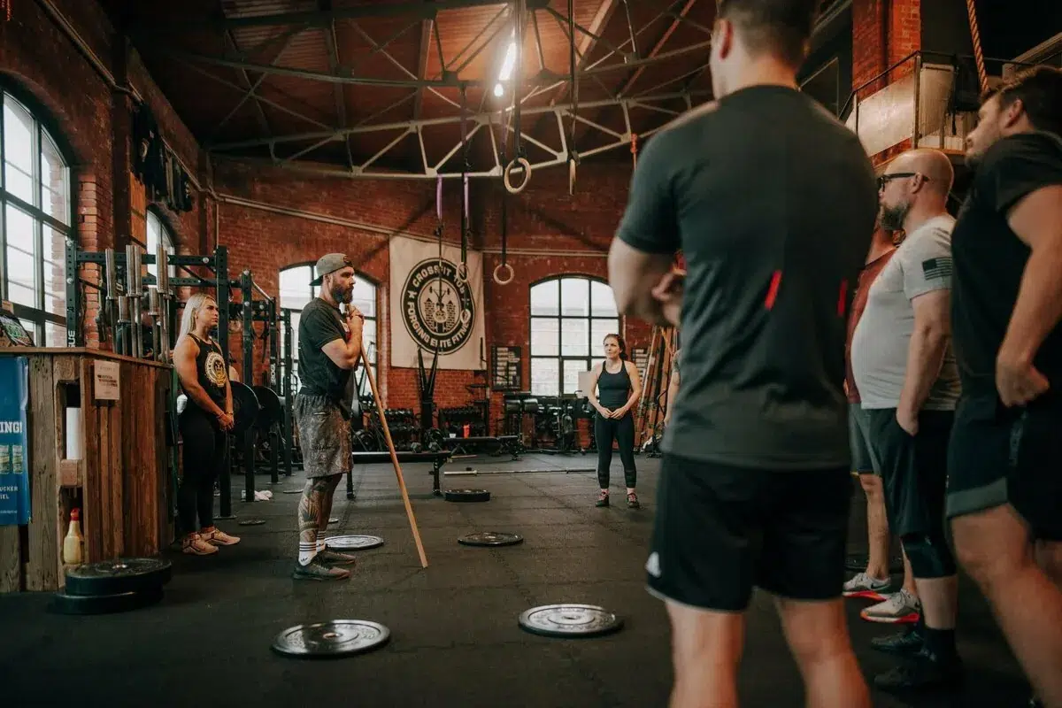 Coach erklärt einer Trainingsgruppe das nächste Workout bei CrossFit 108