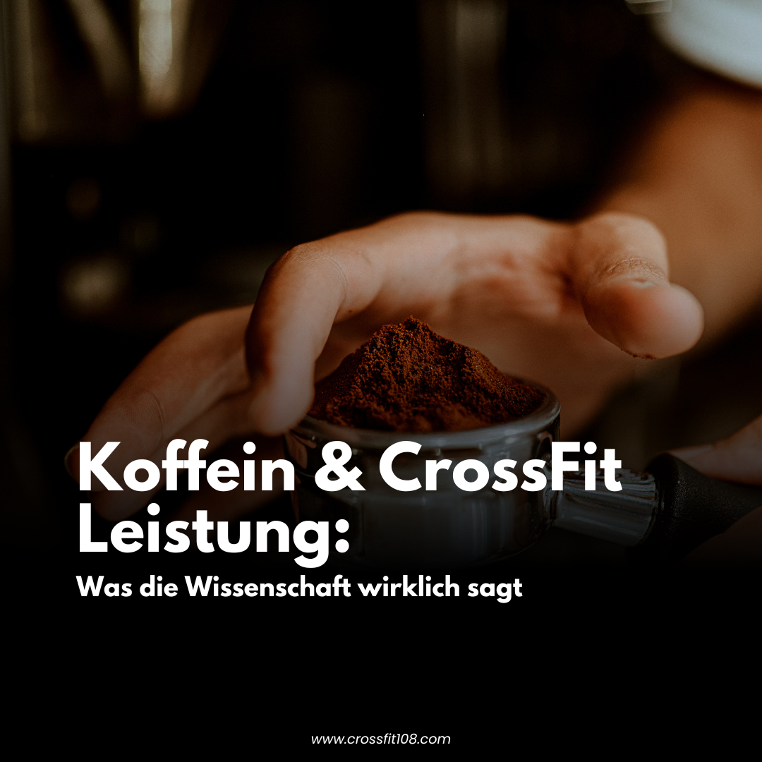 CrossFit-Athlet:in trinkt Kaffee vor dem Workout als Booster