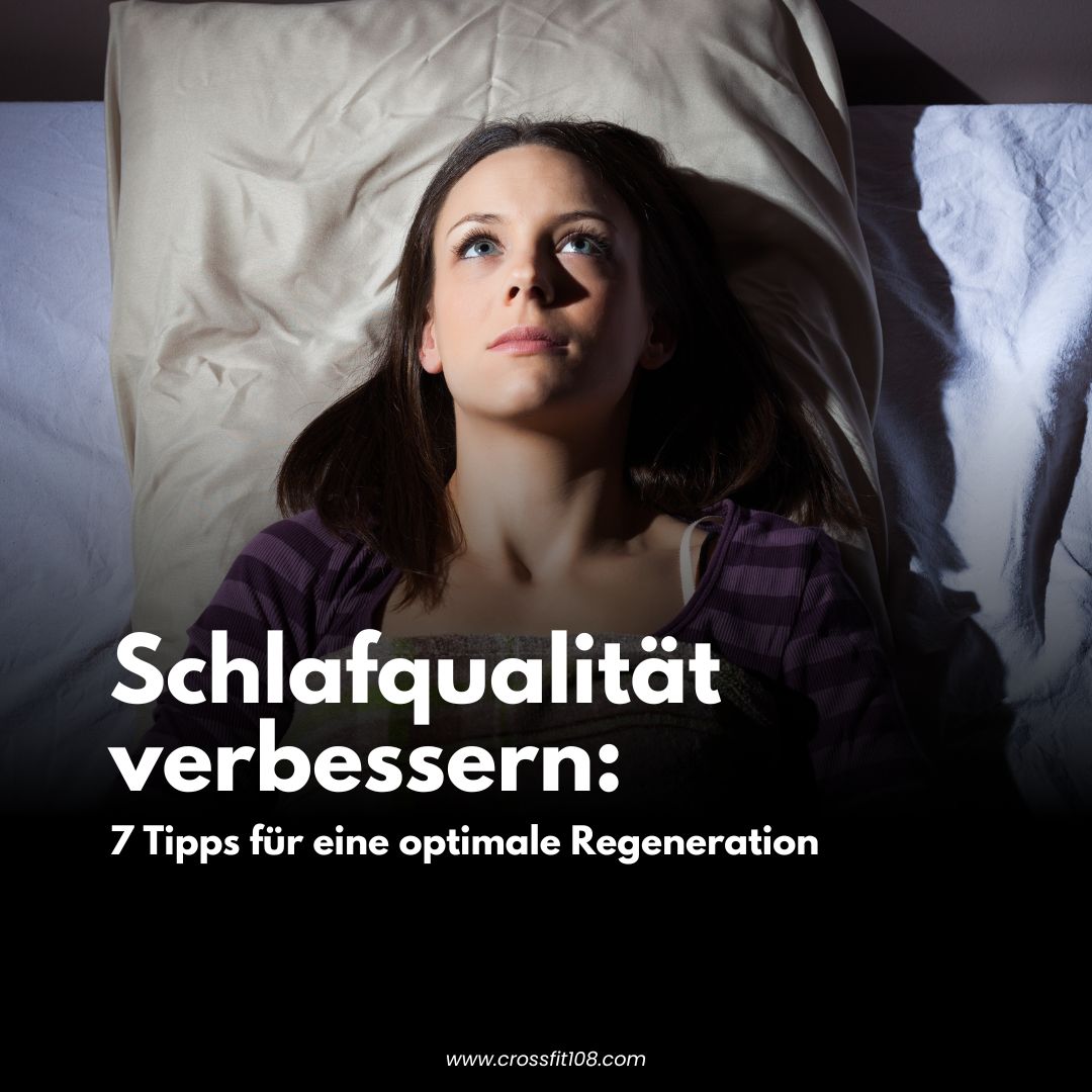 Person liegt entspannt im Bett – Regeneration durch besseren Schlaf