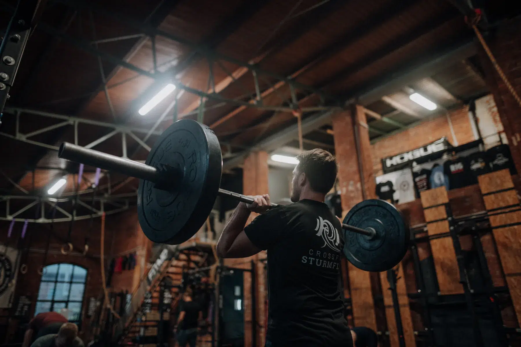 Athlet hebt eine Langhantel beim Weightlifting in der CrossFit-108-Trainingshalle